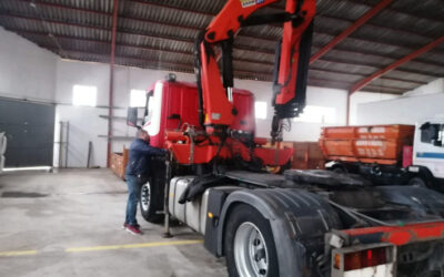 Cuándo necesitas un camión grúa para una obra o reforma